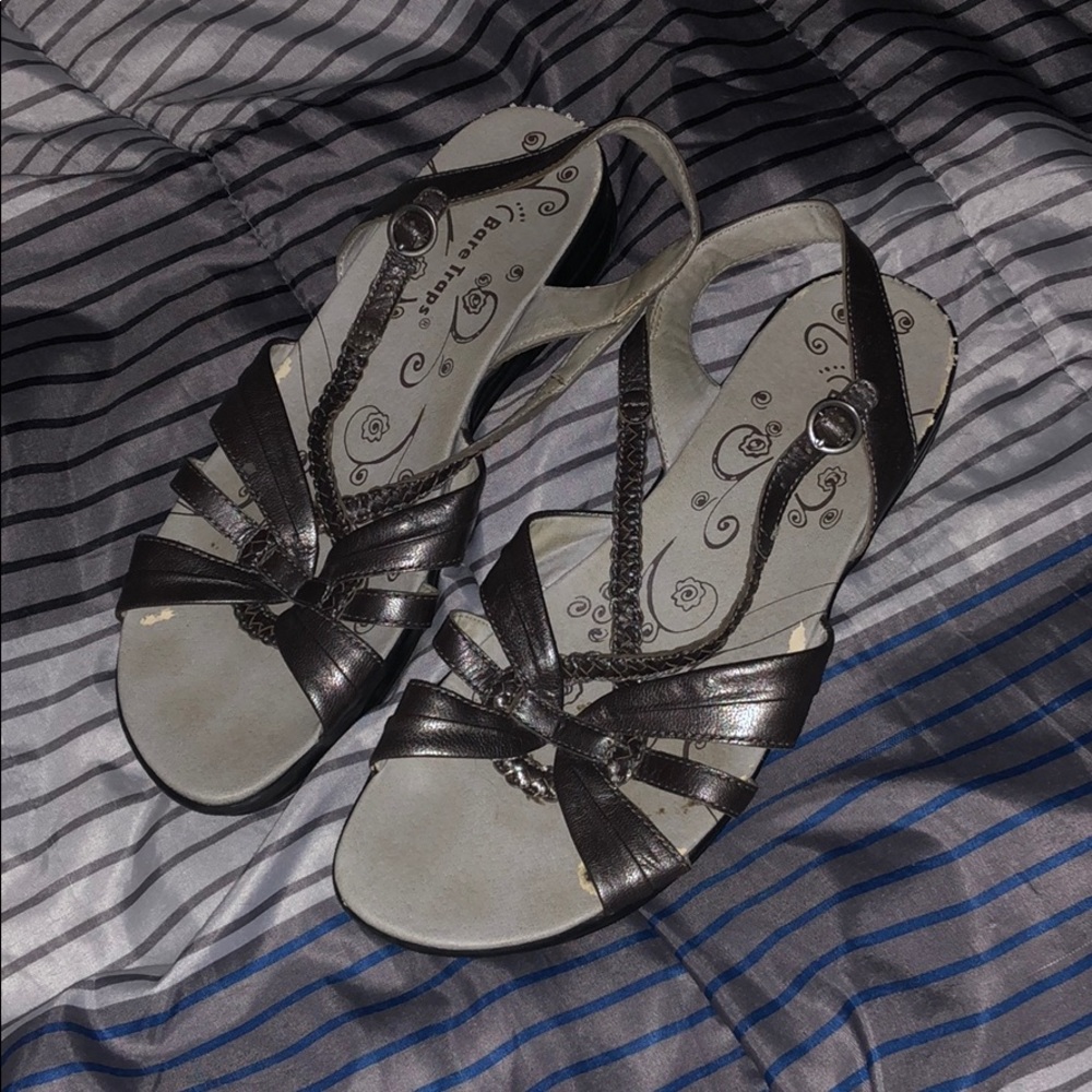 Bare traps used sandals